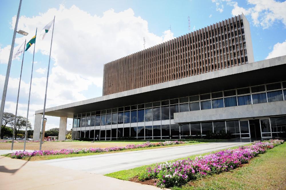Capa da notícia: Diário Oficial do Distrito Federal completa 65 anos como símbolo da transparência e da história de Brasília